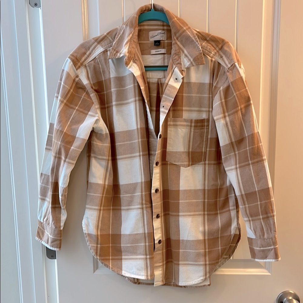 Universal Thread Women’s oversized casual plaid flannel button down shirt.